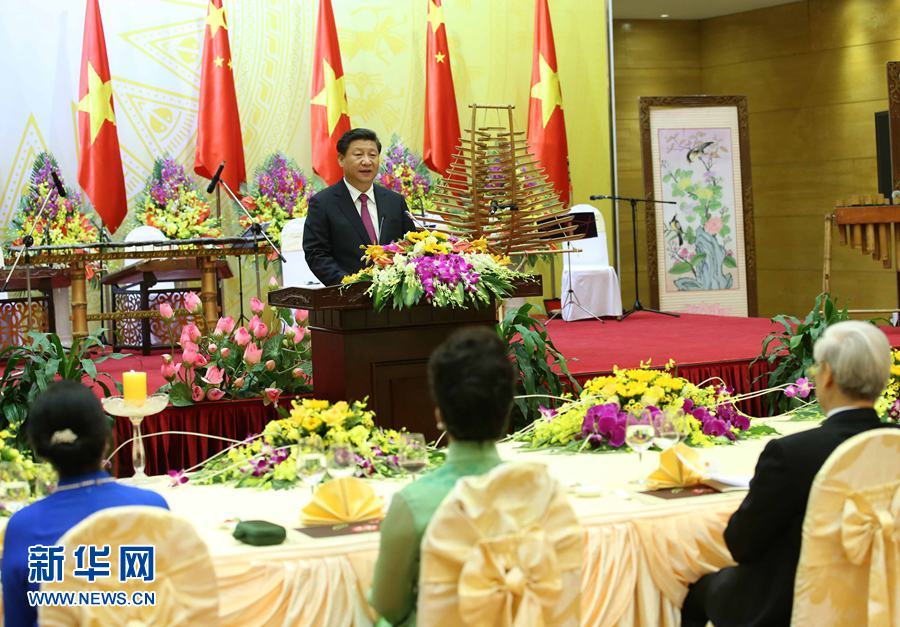11月5日，中共中央總書記、國家主席習(xí)近平和夫人彭麗媛出席越共中央總書記阮富仲和越南國家主席張晉創(chuàng)在河內(nèi)國際會(huì)議中心舉行的盛大歡迎晚宴。新華社記者 龐興雷 攝 