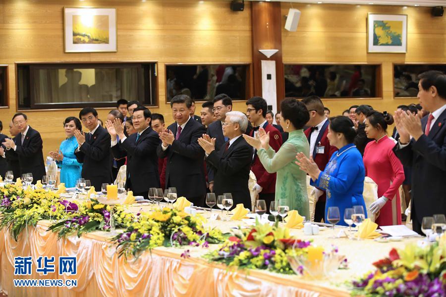 11月5日，中共中央總書記、國家主席習(xí)近平和夫人彭麗媛出席越共中央總書記阮富仲和越南國家主席張晉創(chuàng)在河內(nèi)國際會(huì)議中心舉行的盛大歡迎晚宴。新華社記者 龐興雷 攝 