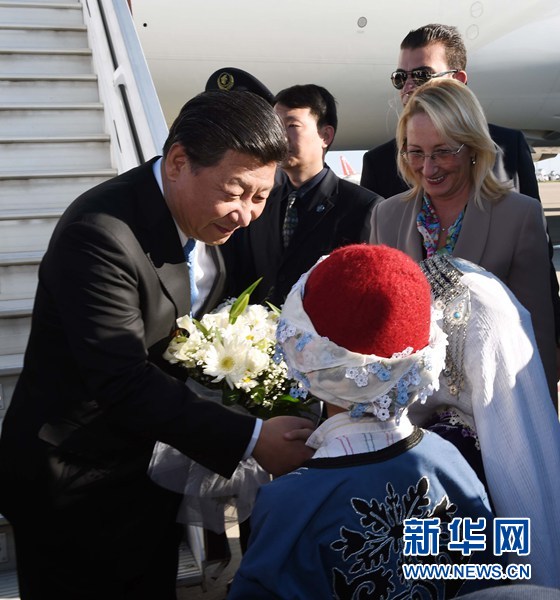 11月14日，國家主席習近平抵達土耳其安塔利亞，應(yīng)土耳其共和國總統(tǒng)埃爾多安邀請，出席二十國集團領(lǐng)導人第十次峰會。這是土耳其兒童向習近平主席獻花。新華社記者 饒愛民 攝 
