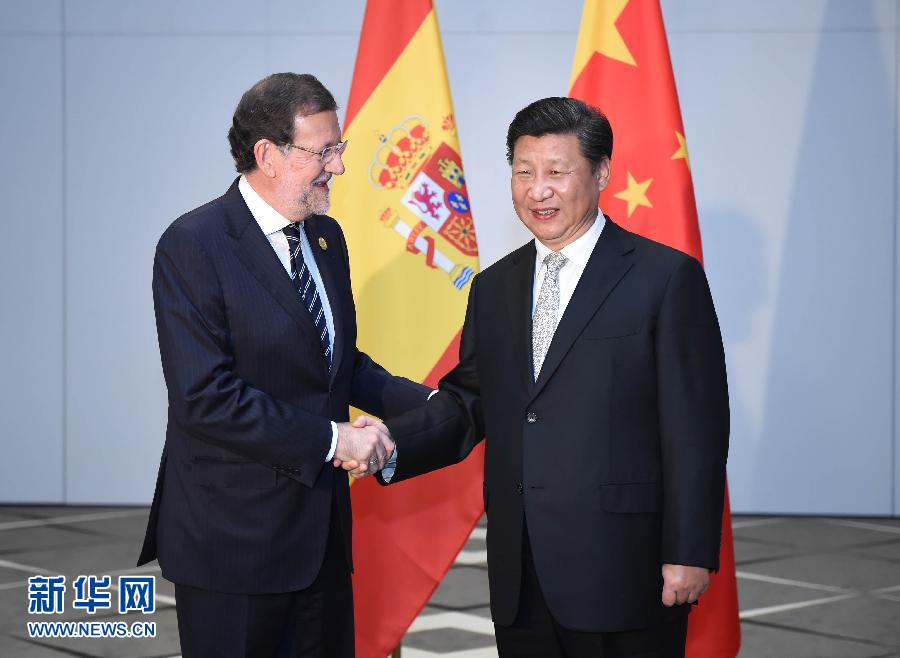 11月16日，國(guó)家主席習(xí)近平在土耳其安塔利亞會(huì)見西班牙首相拉霍伊。 新華社記者 張鐸 攝