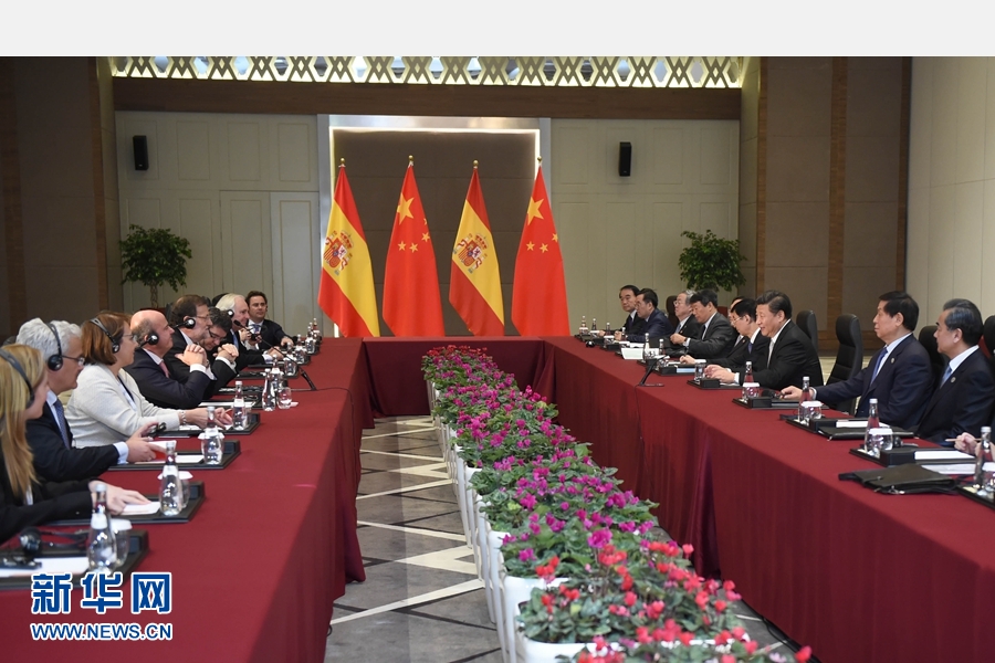 11月16日，國(guó)家主席習(xí)近平在土耳其安塔利亞會(huì)見西班牙首相拉霍伊。 新華社記者 張鐸 攝