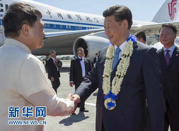 11月17日，國家主席習近平抵達菲律賓首都馬尼拉尼諾·阿基諾國際機場，出席即將舉行的亞太經(jīng)合組織第二十三次領(lǐng)導人非正式會議。菲律賓高級官員到機場迎接習近平主席。新華社記者李學仁攝