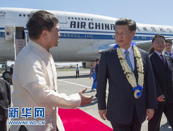 11月17日，國家主席習近平抵達菲律賓首都馬尼拉尼諾·阿基諾國際機場，出席即將舉行的亞太經(jīng)合組織第二十三次領(lǐng)導人非正式會議。菲律賓高級官員到機場迎接習近平主席。新華社記者李學仁攝