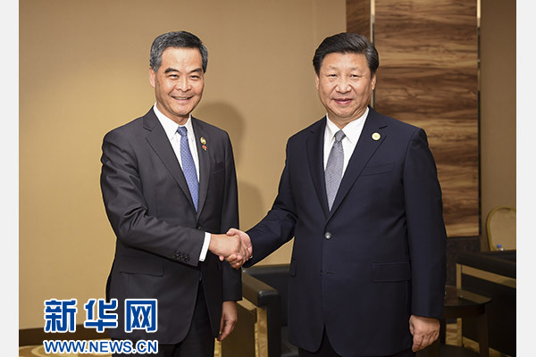 11月18日，國家主席習(xí)近平在菲律賓馬尼拉會見前來出席亞太經(jīng)合組織第二十三次領(lǐng)導(dǎo)人非正式會議的香港特別行政區(qū)行政長官梁振英。新華社記者謝環(huán)馳攝