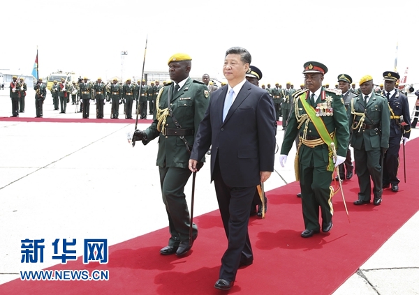 12月1日，中國國家主席習(xí)近平乘專機抵達(dá)津巴布韋首都哈拉雷，開始對津巴布韋進(jìn)行國事訪問。津巴布韋總統(tǒng)穆加貝在機場舉行隆重歡迎儀式。這是習(xí)近平檢閱儀仗隊。新華社記者 黃敬文 攝 