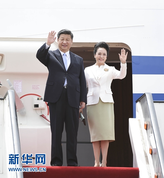 12月1日，中國國家主席習(xí)近平乘專機抵達(dá)津巴布韋首都哈拉雷，開始對津巴布韋進(jìn)行國事訪問。津巴布韋總統(tǒng)穆加貝在機場舉行隆重歡迎儀式。這是習(xí)近平和夫人彭麗媛向歡迎人群揮手致意。新華社記者 謝環(huán)馳 攝 