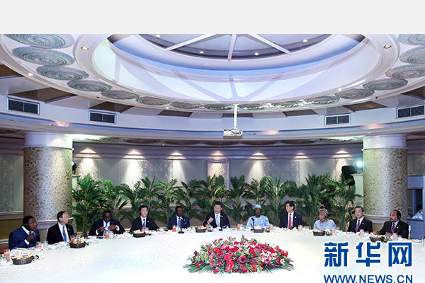 12月5日，國家主席習(xí)近平在約翰內(nèi)斯堡再次集體會(huì)見17位非洲國家領(lǐng)導(dǎo)人。 新華社記者 姚大偉 攝