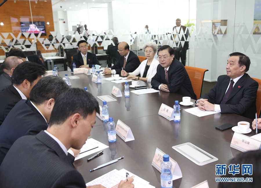 這是3月25日，張德江在肯尼亞首都內(nèi)羅畢考察中央電視臺(tái)非洲分臺(tái)并接見(jiàn)中央媒體駐非洲機(jī)構(gòu)負(fù)責(zé)人。 新華社記者馬占成攝