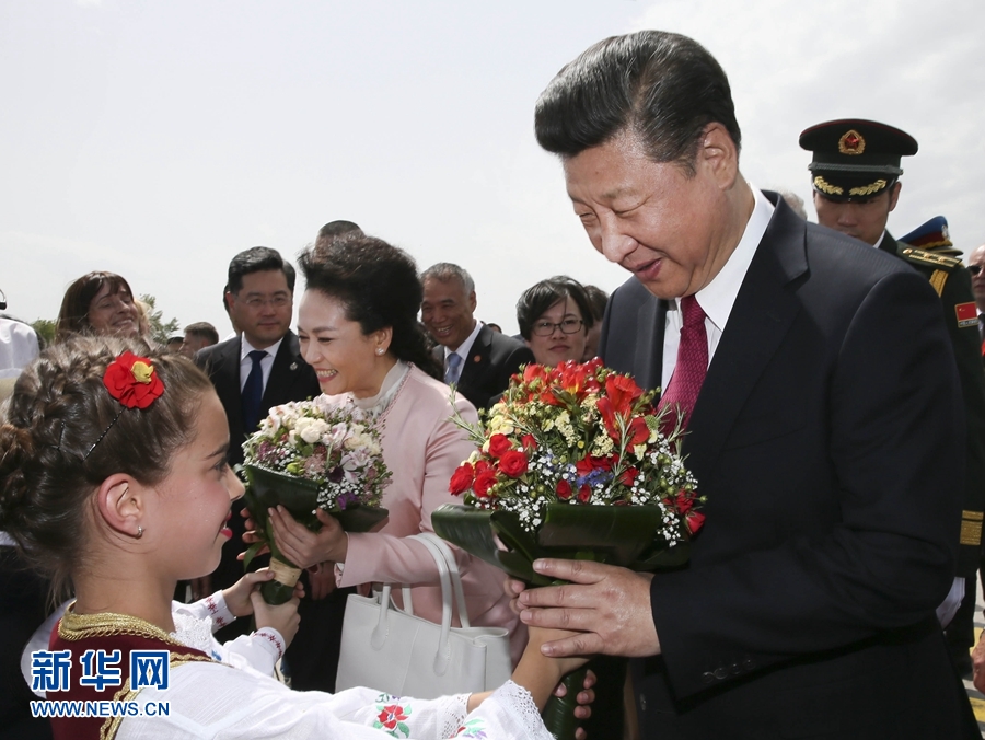  6月17日，國家主席習近平乘專機抵達貝爾格萊德，開始對塞爾維亞共和國進行國事訪問。塞爾維亞少年兒童向習近平和夫人彭麗媛獻上鮮花。新華社記者 蘭紅光 攝 