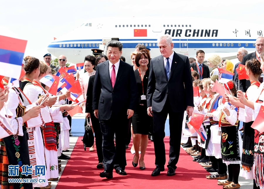 6月17日，國家主席習近平乘專機抵達貝爾格萊德，開始對塞爾維亞共和國進行國事訪問。習近平和夫人彭麗媛在機場受到塞爾維亞總統(tǒng)尼科利奇夫婦的熱情迎接。新華社記者 饒愛民 攝