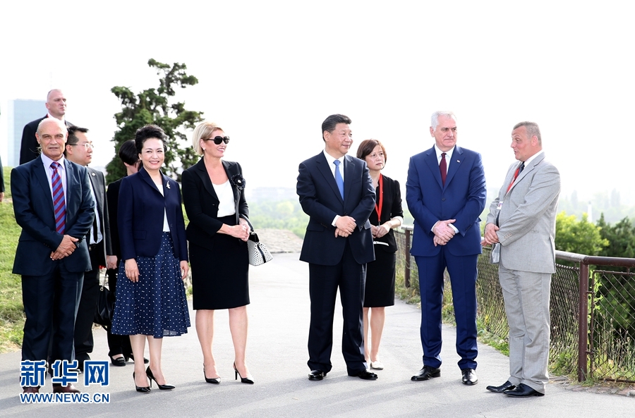 6月17日，中國(guó)國(guó)家主席習(xí)近平和夫人彭麗媛在塞爾維亞總統(tǒng)尼科利奇夫婦陪同下參觀具有悠久歷史的貝爾格萊德卡萊梅格丹公園。 新華社記者 馬占成 攝