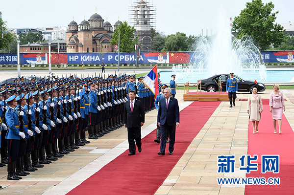 6月18日，國家主席習近平出席塞爾維亞總統(tǒng)尼科利奇在貝爾格萊德舉行的隆重歡迎儀式。 新華社記者饒愛民攝