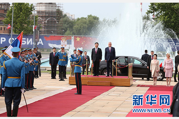  6月18日，國家主席習近平出席塞爾維亞總統(tǒng)尼科利奇在貝爾格萊德舉行的隆重歡迎儀式。 新華社記者馬占成攝