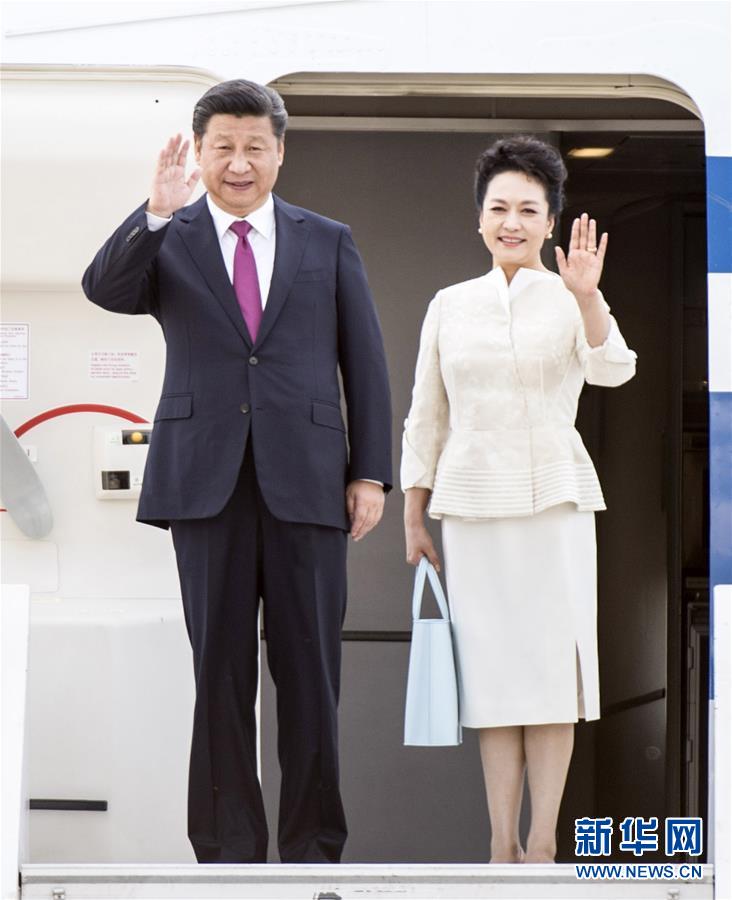 6月19日，國(guó)家主席習(xí)近平抵達(dá)華沙，開(kāi)始對(duì)波蘭共和國(guó)進(jìn)行國(guó)事訪問(wèn)。這是習(xí)近平和夫人彭麗媛步出艙門(mén)。 新華社記者 謝環(huán)馳 攝 