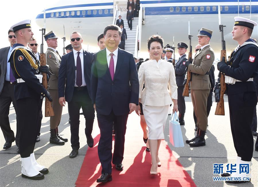 6月19日，國(guó)家主席習(xí)近平抵達(dá)華沙，開(kāi)始對(duì)波蘭共和國(guó)進(jìn)行國(guó)事訪問(wèn)。這是習(xí)近平和夫人彭麗媛走下飛機(jī)。 新華社記者 饒愛(ài)民 攝