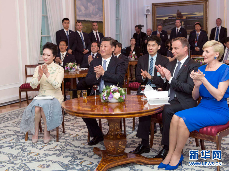 6月19日，國(guó)家主席習(xí)近平和夫人彭麗媛下午抵達(dá)波蘭首都華沙，當(dāng)晚即應(yīng)邀來(lái)到貝爾維德宮做客。這是習(xí)近平和彭麗媛同杜達(dá)夫婦共同欣賞波蘭馬佐夫舍民族歌舞團(tuán)的精彩演出。新華社記者 謝環(huán)馳 攝 