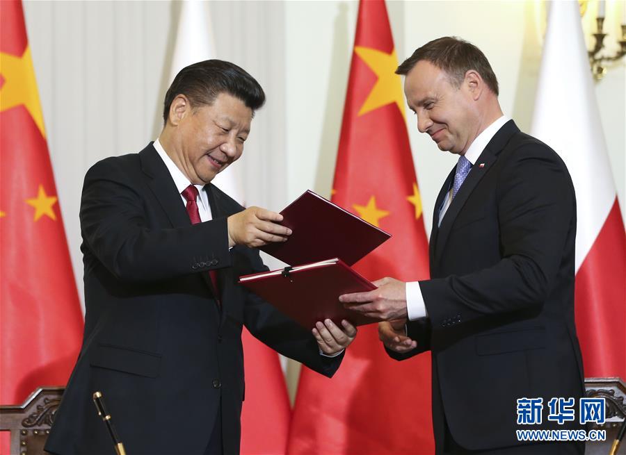6月20日，國家主席習(xí)近平在華沙同波蘭總統(tǒng)杜達(dá)舉行會談。這是會談后，兩國元首共同簽署《中華人民共和國和波蘭共和國關(guān)于建立全面戰(zhàn)略伙伴關(guān)系的聯(lián)合聲明》。新華社記者蘭紅光攝