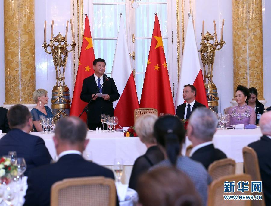 6月20日，國家主席習(xí)近平出席波蘭總統(tǒng)杜達(dá)在華沙王宮舉行的盛大歡迎晚宴。 新華社記者 劉衛(wèi)兵 攝