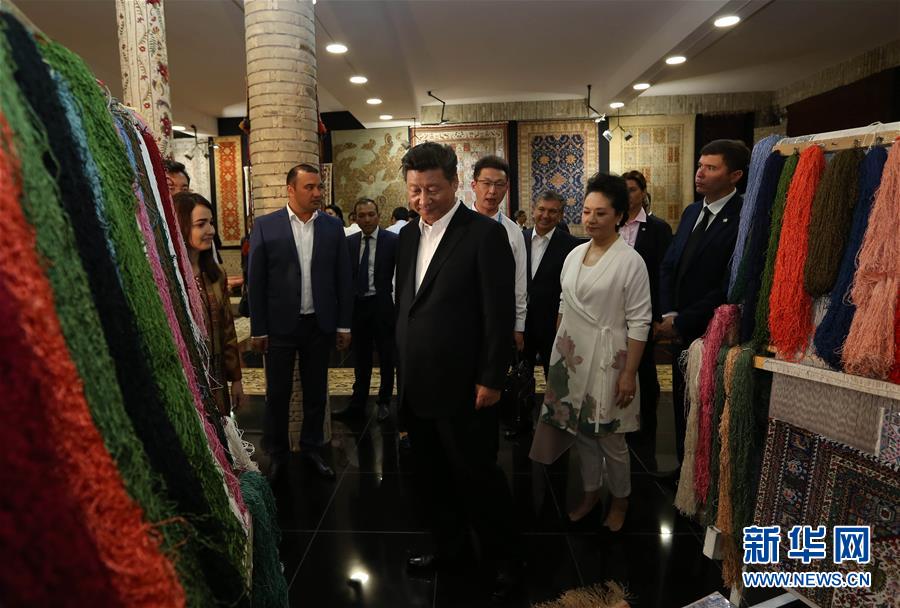 6月21日下午，正在對(duì)烏茲別克斯坦進(jìn)行國(guó)事訪問(wèn)的國(guó)家主席習(xí)近平在烏茲別克斯坦總理米爾濟(jì)約耶夫陪同下，來(lái)到布哈拉古城參觀這座被稱為“絲綢之路活化石”的歷史文化名城。這是習(xí)近平和夫人彭麗媛參觀一家地毯和絲綢作坊。新華社記者蘭紅光攝