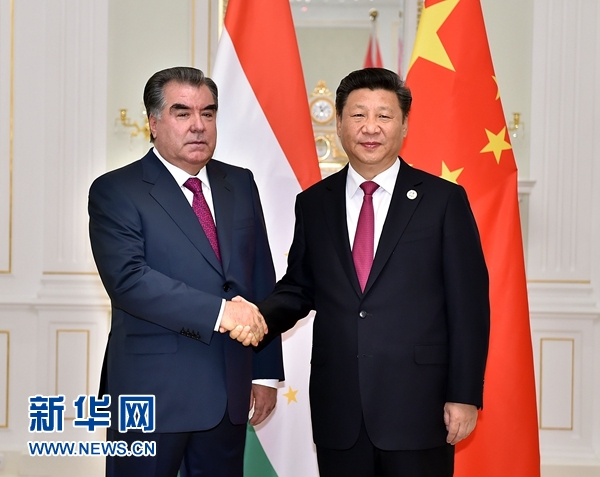6月23日，國(guó)家主席習(xí)近平在塔什干會(huì)見塔吉克斯坦總統(tǒng)拉赫蒙。新華社記者李濤攝