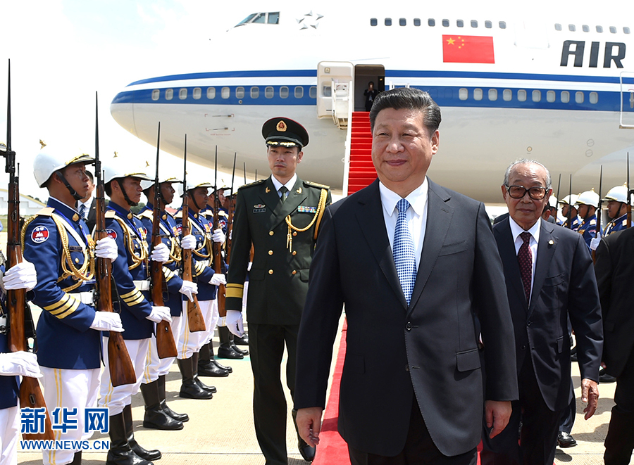 10月13日，國家主席習近平乘專機抵達金邊國際機場，開始對柬埔寨王國進行國事訪問。柬埔寨副首相兼王宮事務大臣貢桑奧親王和夏卡朋親王、阿倫公主等在舷梯旁熱情迎接習近平主席。新華社記者　謝環(huán)馳　攝