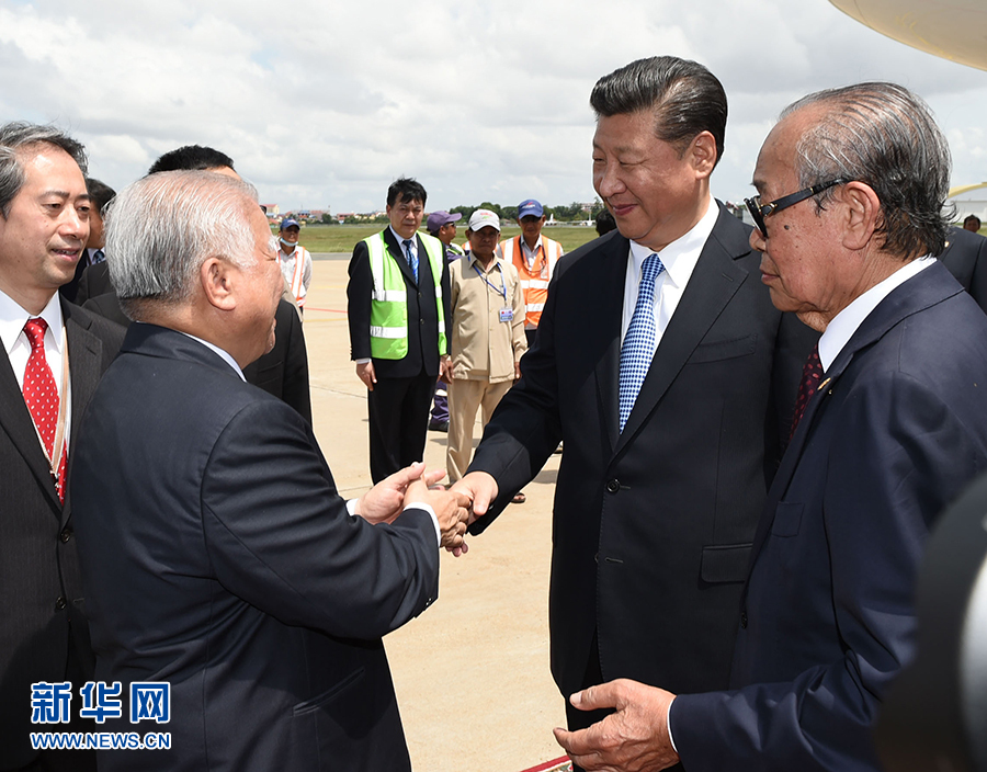 10月13日，國家主席習近平乘專機抵達金邊國際機場，開始對柬埔寨王國進行國事訪問。柬埔寨副首相兼王宮事務大臣貢桑奧親王和夏卡朋親王、阿倫公主等在舷梯旁熱情迎接習近平主席。新華社記者　謝環(huán)馳　攝