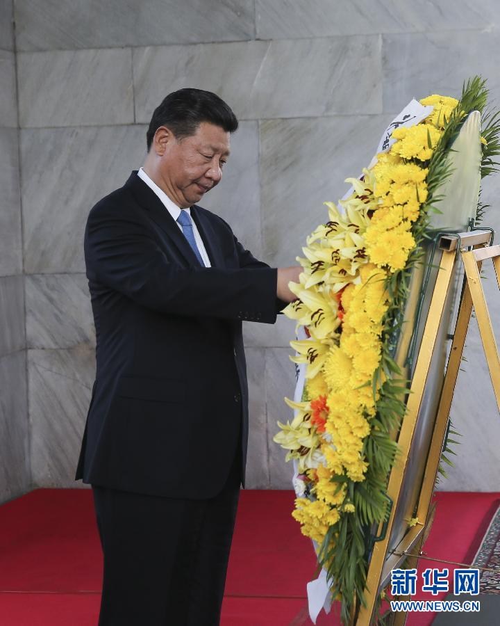 10月13日，國家主席習(xí)近平在金邊同柬埔寨首相洪森舉行會(huì)談。會(huì)談前，習(xí)近平向柬埔寨獨(dú)立紀(jì)念碑獻(xiàn)花圈。 新華社記者丁林?jǐn)z 