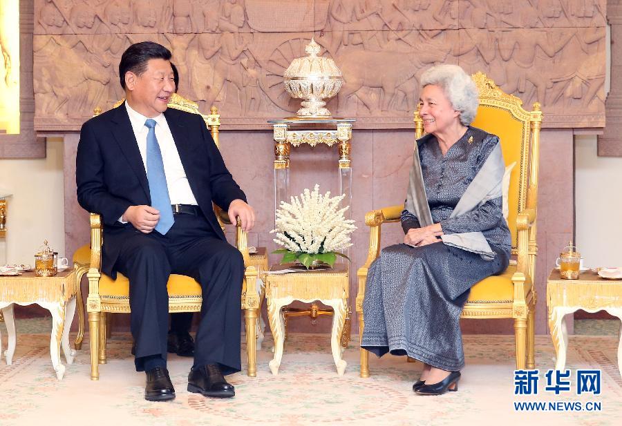 10月13日，國(guó)家主席習(xí)近平在金邊看望柬埔寨太后莫尼列。新華社記者姚大偉攝 