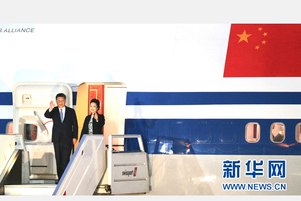當(dāng)?shù)貢r間11月18日，國家主席習(xí)近平抵達(dá)利馬，出席亞太經(jīng)合組織第二十四次領(lǐng)導(dǎo)人非正式會議并對秘魯共和國進(jìn)行國事訪問。習(xí)近平和夫人彭麗媛受到秘魯副總統(tǒng)阿勞斯等熱情迎接。新華社記者 丁林 攝