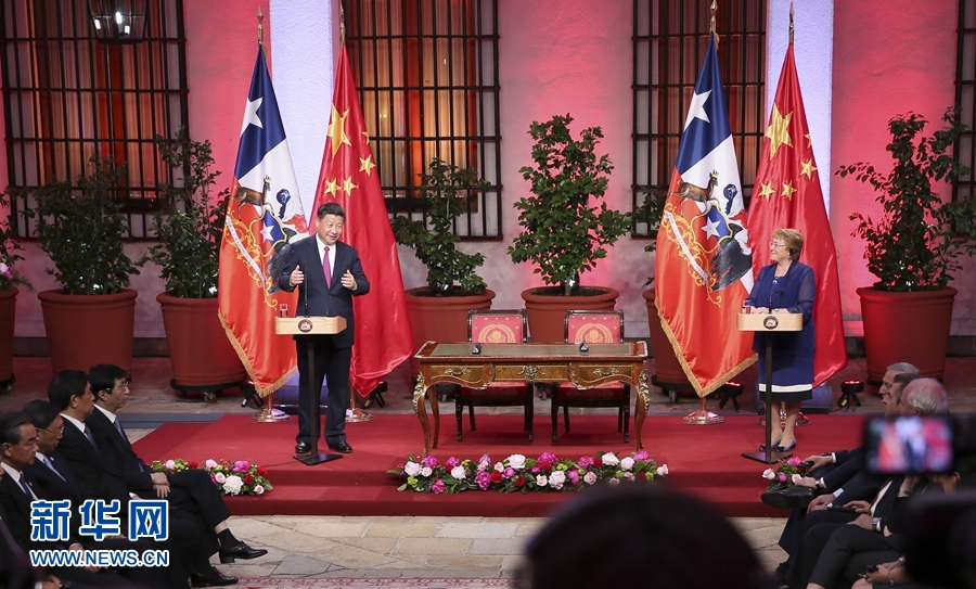 11月22日，國家主席習(xí)近平在圣地亞哥同智利總統(tǒng)巴切萊特舉行會談。這是會談后，兩國元首共同會見記者。 新華社記者 蘭紅光 攝