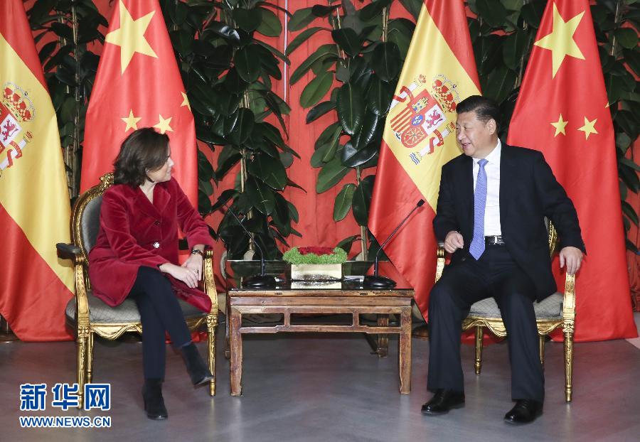11月24日，國家主席習(xí)近平在西班牙大加那利島會見西班牙副首相薩恩斯。 新華社記者 蘭紅光 攝