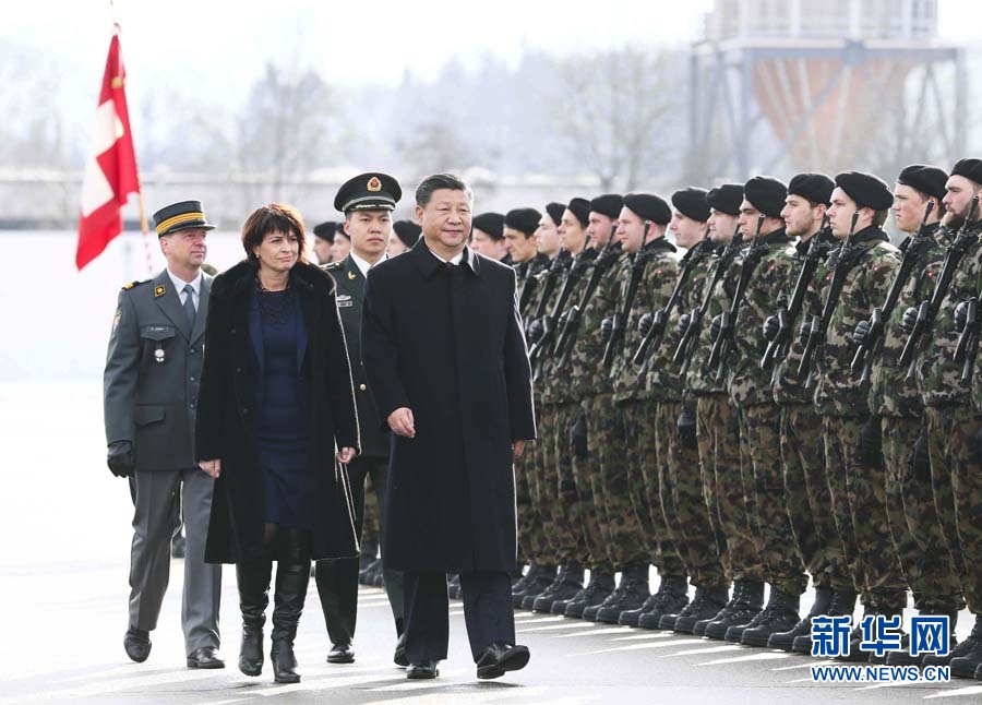 1月15日，國家主席習(xí)近平乘專機抵達蘇黎世，開始對瑞士聯(lián)邦進行國事訪問。 這是習(xí)近平在瑞士聯(lián)邦主席洛伊特哈德陪同下檢閱儀仗隊。新華社記者 蘭紅光 攝