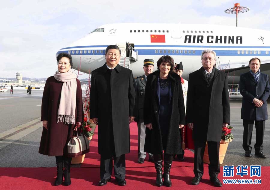 1月15日，國家主席習(xí)近平乘專機抵達蘇黎世，開始對瑞士聯(lián)邦進行國事訪問。這是瑞士聯(lián)邦主席洛伊特哈德在機場為習(xí)近平和夫人彭麗媛舉行隆重歡迎儀式。 新華社記者 蘭紅光 攝