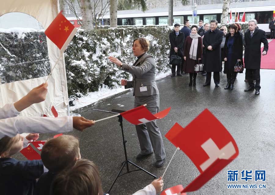 這是習近平和夫人彭麗媛在伯爾尼克爾薩茨火車站觀看瑞士童聲合唱團表演。 新華社記者 蘭紅光 攝