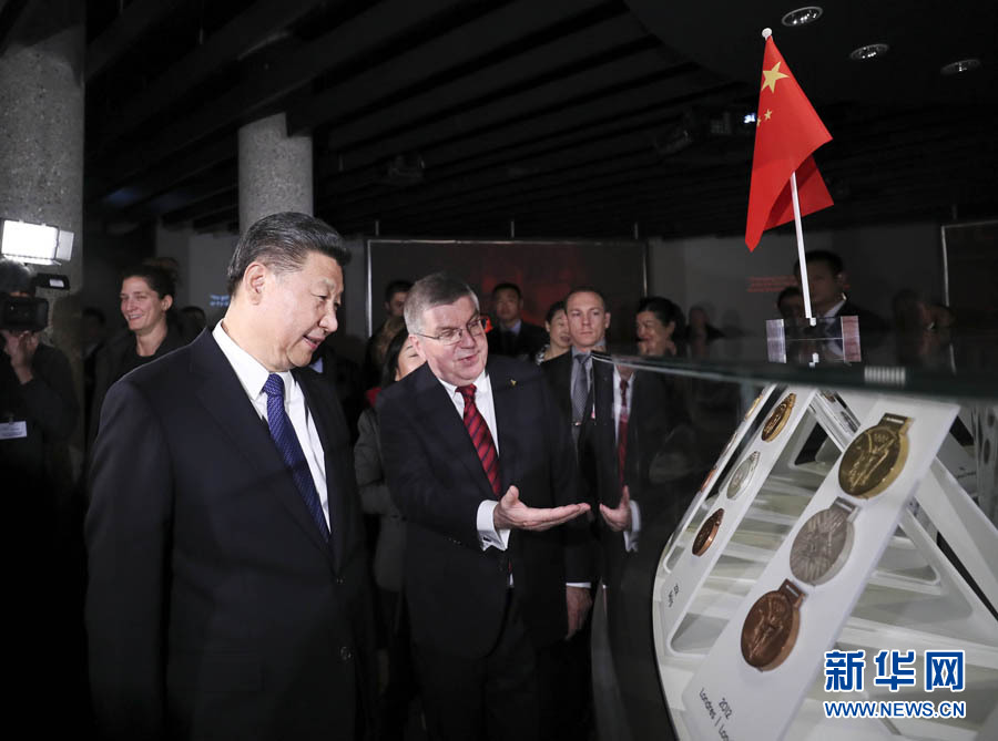 1月18日，國家主席習(xí)近平在瑞士洛桑國際奧林匹克博物館會(huì)見國際奧林匹克委員會(huì)主席巴赫。這是會(huì)見后，習(xí)近平在巴赫陪同下參觀往屆奧運(yùn)會(huì)獎(jiǎng)牌展。新華社記者 蘭紅光 攝