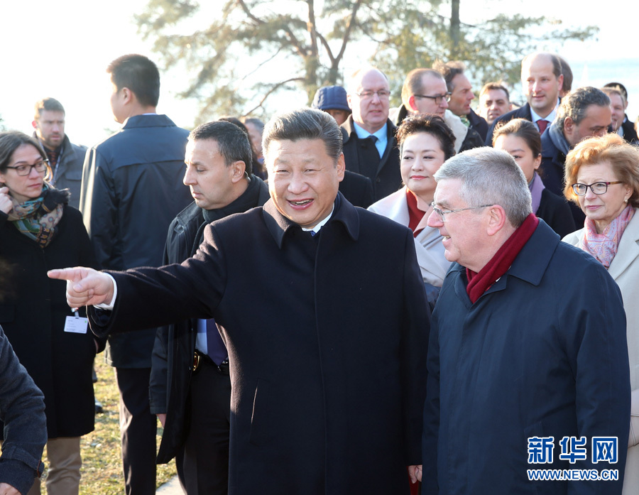 1月18日，國家主席習(xí)近平在瑞士洛桑國際奧林匹克博物館會(huì)見國際奧林匹克委員會(huì)主席巴赫。這是會(huì)見后，習(xí)近平和夫人彭麗媛在巴赫主席夫婦陪同下，參觀國際奧林匹克博物館。新華社記者 姚大偉 攝