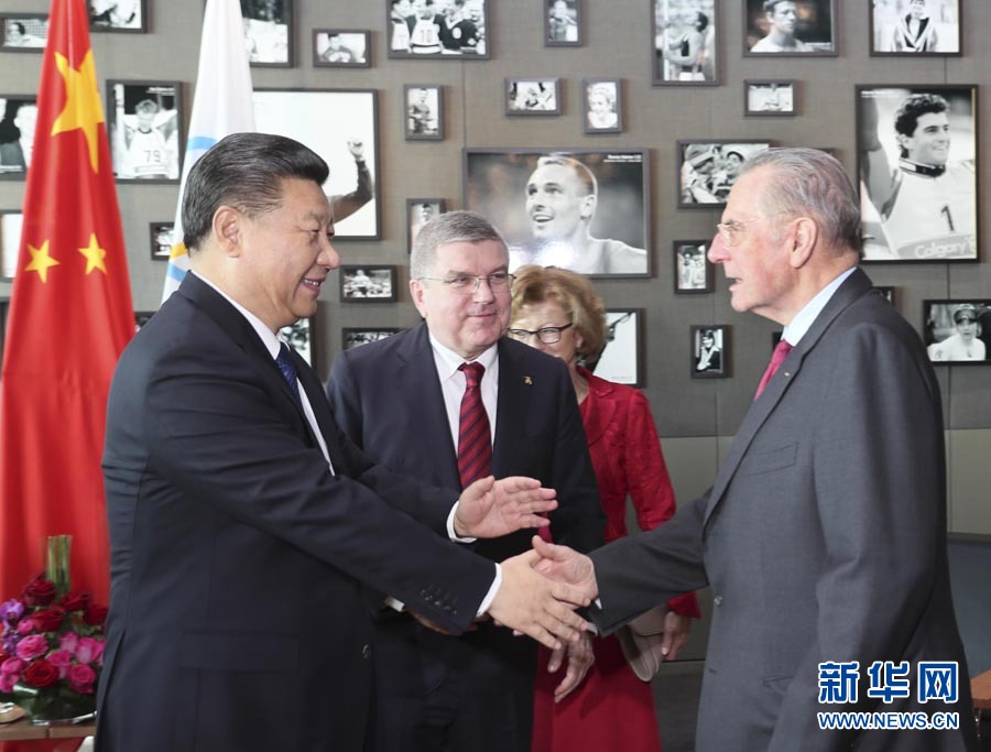 1月18日，國家主席習(xí)近平在瑞士洛桑國際奧林匹克博物館會(huì)見國際奧林匹克委員會(huì)主席巴赫。這是會(huì)見后，習(xí)近平與國際奧委會(huì)名譽(yù)主席羅格交談。新華社記者 蘭紅光 攝