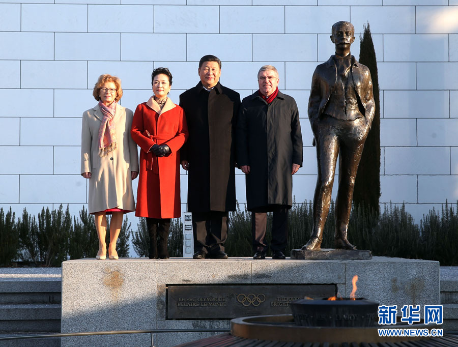 1月18日，國家主席習(xí)近平在瑞士洛桑國際奧林匹克博物館會(huì)見國際奧林匹克委員會(huì)主席巴赫。這是習(xí)近平和夫人彭麗媛與巴赫夫婦在現(xiàn)代奧林匹克運(yùn)動(dòng)發(fā)起人顧拜旦雕像前合影。新華社記者 姚大偉 攝