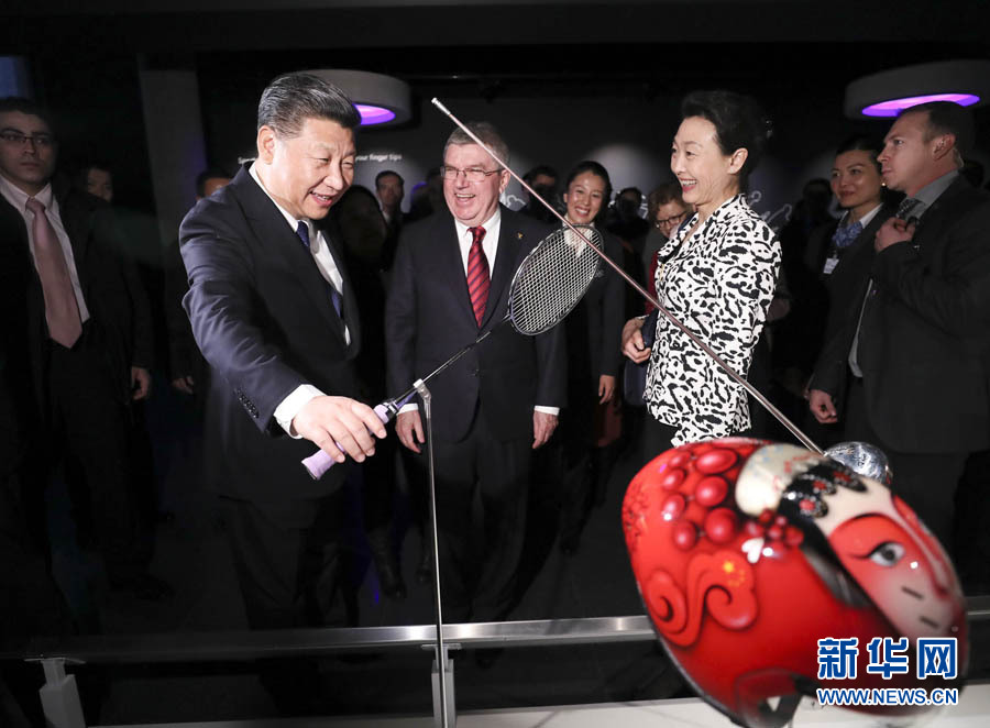 1月18日，國家主席習(xí)近平在瑞士洛桑國際奧林匹克博物館會(huì)見國際奧林匹克委員會(huì)主席巴赫。這是習(xí)近平在巴赫陪同下，參觀羽毛球世界冠軍李玲蔚用過的球拍。新華社記者 蘭紅光 攝