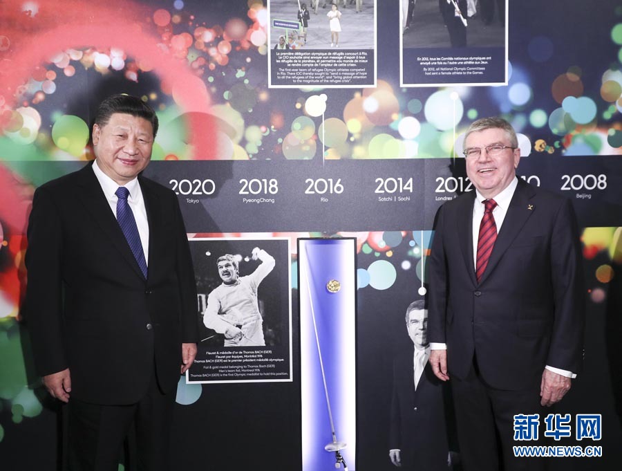 1月18日，國家主席習(xí)近平在瑞士洛桑國際奧林匹克博物館會(huì)見國際奧林匹克委員會(huì)主席巴赫。這是習(xí)近平與巴赫在巴赫作為擊劍運(yùn)動(dòng)員參加奧運(yùn)會(huì)的照片前合影。新華社記者 蘭紅光 攝