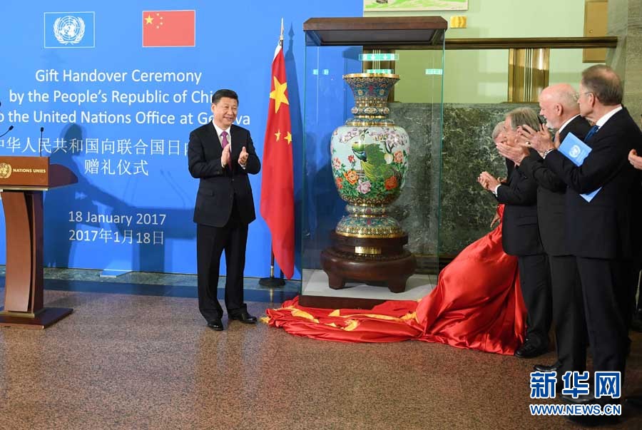 1月18日，國家主席習(xí)近平在瑞士日內(nèi)瓦萬國宮出席“共商共筑人類命運共同體”高級別會議，并發(fā)表題為《共同構(gòu)建人類命運共同體》的主旨演講。這是會議結(jié)束后，習(xí)近平出席中國向聯(lián)合國日內(nèi)瓦總部贈禮儀式。新華社記者 張鐸 攝