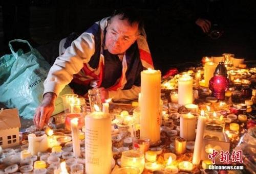 3月23日晚，倫敦民眾在市中心的特拉法加廣場(chǎng)舉行燭光集會(huì)，悼念此前一天發(fā)生在英國(guó)議會(huì)大廈附近的恐怖襲擊事件遇難者。 <a target='_blank' ><p  align=