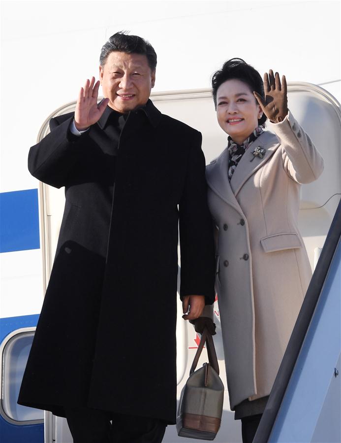 4月4日，國(guó)家主席習(xí)近平乘專機(jī)抵達(dá)赫爾辛基，開始對(duì)芬蘭共和國(guó)進(jìn)行國(guó)事訪問。這是習(xí)近平和夫人彭麗媛步出艙門。 新華社記者 饒愛民 攝 