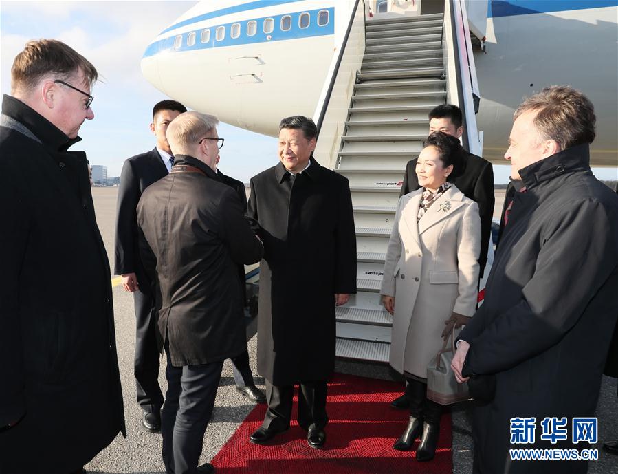 4月4日，國(guó)家主席習(xí)近平乘專機(jī)抵達(dá)赫爾辛基，開始對(duì)芬蘭共和國(guó)進(jìn)行國(guó)事訪問。這是芬蘭政府代表、農(nóng)業(yè)與環(huán)境部長(zhǎng)蒂利凱寧等在舷梯旁熱情迎接習(xí)近平和夫人彭麗媛。新華社記者 蘭紅光 攝 