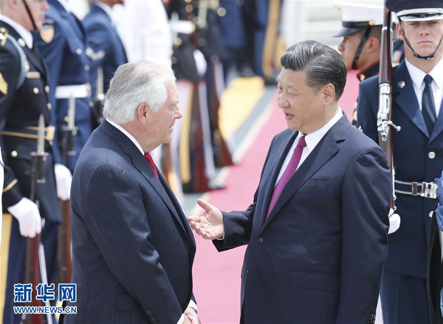 4月6日，國(guó)家主席習(xí)近平乘專(zhuān)機(jī)抵達(dá)美國(guó)佛羅里達(dá)州，將在海湖莊園同美國(guó)總統(tǒng)特朗普舉行中美元首會(huì)晤。習(xí)近平和夫人彭麗媛受到美國(guó)國(guó)務(wù)卿蒂勒森夫婦等熱情迎接。新華社記者 丁林 攝 