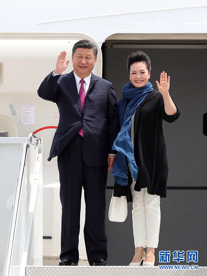 4月6日，國(guó)家主席習(xí)近平乘專(zhuān)機(jī)抵達(dá)美國(guó)佛羅里達(dá)州，將在海湖莊園同美國(guó)總統(tǒng)特朗普舉行中美元首會(huì)晤。這是習(xí)近平和夫人彭麗媛步出機(jī)艙。新華社記者 劉衛(wèi)兵 攝 