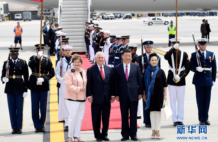 4月6日，國(guó)家主席習(xí)近平乘專(zhuān)機(jī)抵達(dá)美國(guó)佛羅里達(dá)州，將在海湖莊園同美國(guó)總統(tǒng)特朗普舉行中美元首會(huì)晤。習(xí)近平和夫人彭麗媛受到美國(guó)國(guó)務(wù)卿蒂勒森夫婦等熱情迎接。新華社記者 吳曉凌 攝