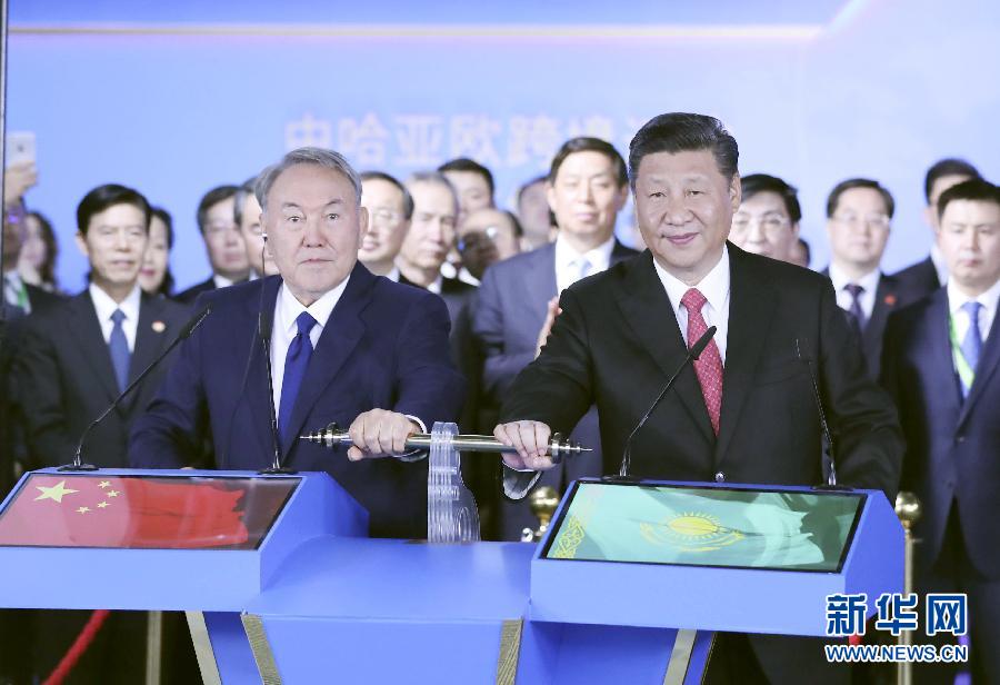 6月8日，正在哈薩克斯坦訪問的國(guó)家主席習(xí)近平在哈薩克斯坦總統(tǒng)納扎爾巴耶夫陪同下，參觀阿斯塔納專項(xiàng)世博會(huì)中國(guó)國(guó)家館，并共同出席中哈亞歐跨境運(yùn)輸視頻連線儀式。這是在中國(guó)國(guó)家館舉行的中哈亞歐跨境運(yùn)輸視頻連線儀式上，兩國(guó)元首共同推動(dòng)操控桿，視頻顯示中哈連云港物流合作基地和“霍爾果斯－東大門”經(jīng)濟(jì)特區(qū)無水港兩個(gè)分會(huì)場(chǎng)四列火車?guó)Q笛開行。新華社記者 丁林 攝