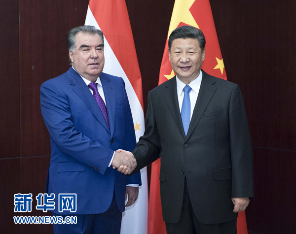 6月9日，國(guó)家主席習(xí)近平在阿斯塔納會(huì)見(jiàn)塔吉克斯坦總統(tǒng)拉赫蒙。新華社記者 李濤 攝