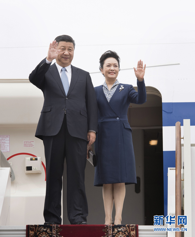 7月3日，國家主席習(xí)近平乘專機(jī)抵達(dá)莫斯科，開始對(duì)俄羅斯聯(lián)邦進(jìn)行國事訪問。這是習(xí)近平和夫人彭麗媛步出艙門。 新華社記者 李學(xué)仁 攝